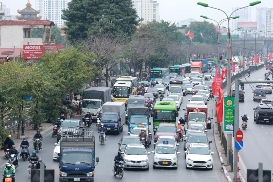 Đường Ngọc Hồi theo hướng về Quốc lộ 1A tại thời điểm 9 giờ 30 phút sáng ghi nhận tình trạng đông đúc. (Ảnh: Hoài Nam/Vietnam+)