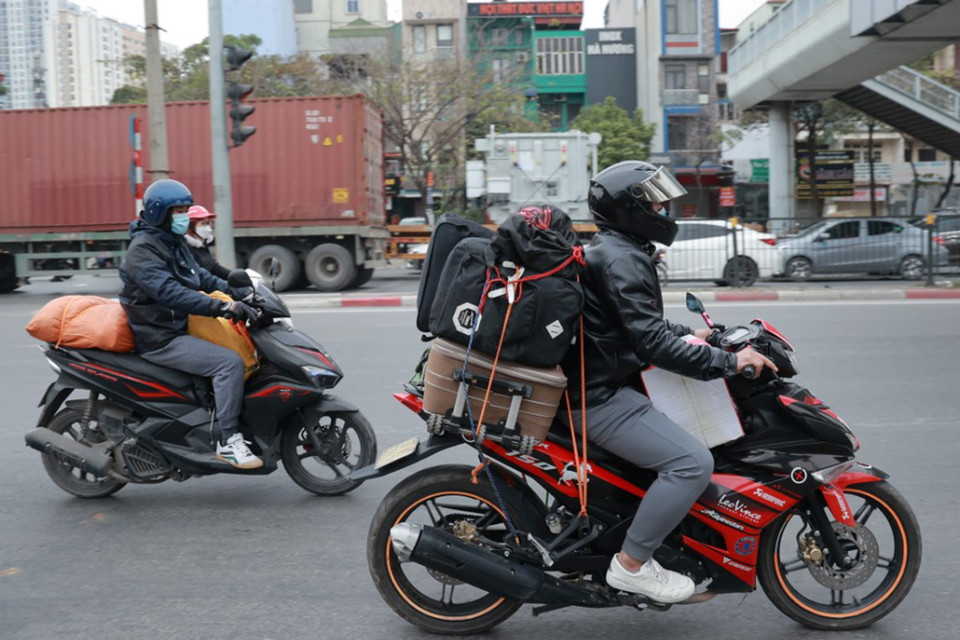 Nhiều người đã 'lỉnh kỉnh' mang theo hành lý để sớm về quê đón Tết. (Ảnh: Hoài Nam/Vietnam+)