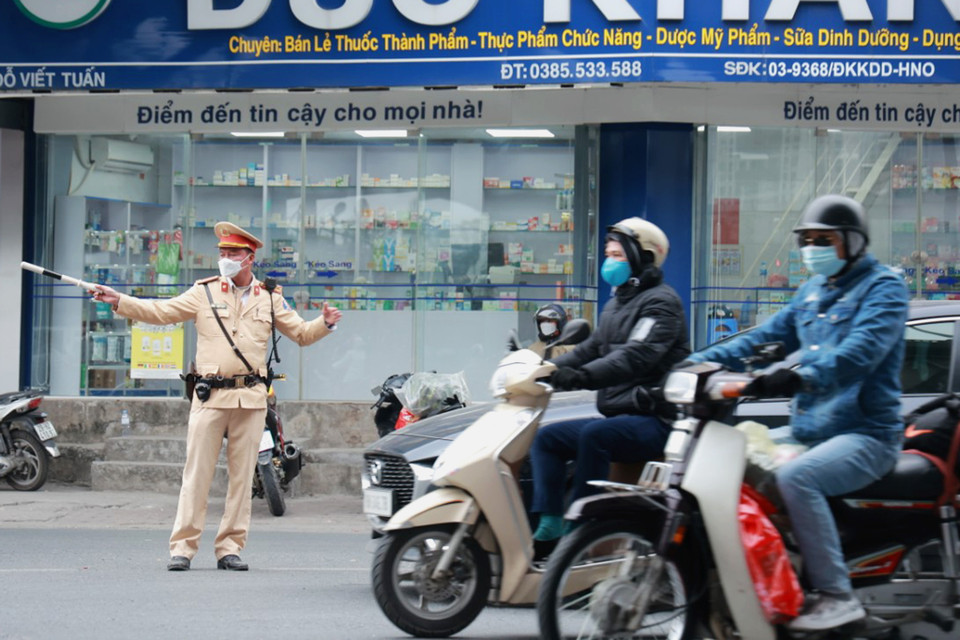 Đội Cảnh sát giao thông số 14, Công an thành phố Hà Nội tổ chức phân luồng tại ngã tư đường Giải Phóng-Ngọc Hồi để tránh tình trạng ùn tắc và bảo đảm an toàn cho người tham gia giao thông. (Ảnh: Hoài Nam/Vietnam+)