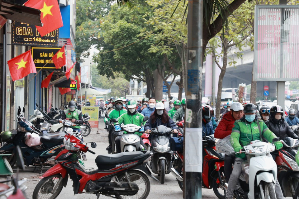 Nhiều người đã điều khiển phương tiện giao thông đi lên vỉa hè để nhanh chóng thoát khỏi tình trạng ùn tắc. (Ảnh: Hoài Nam/Vietnam+)