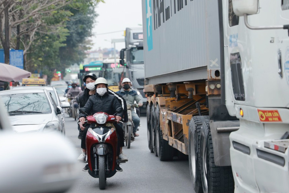 Nhiều phương tiện giao thông 'len lỏi' giữa những khe hẹp trên các tuyến đường quanh khu vực Bến xe Nước Ngầm. (Ảnh: Hoài Nam/Vietnam+)