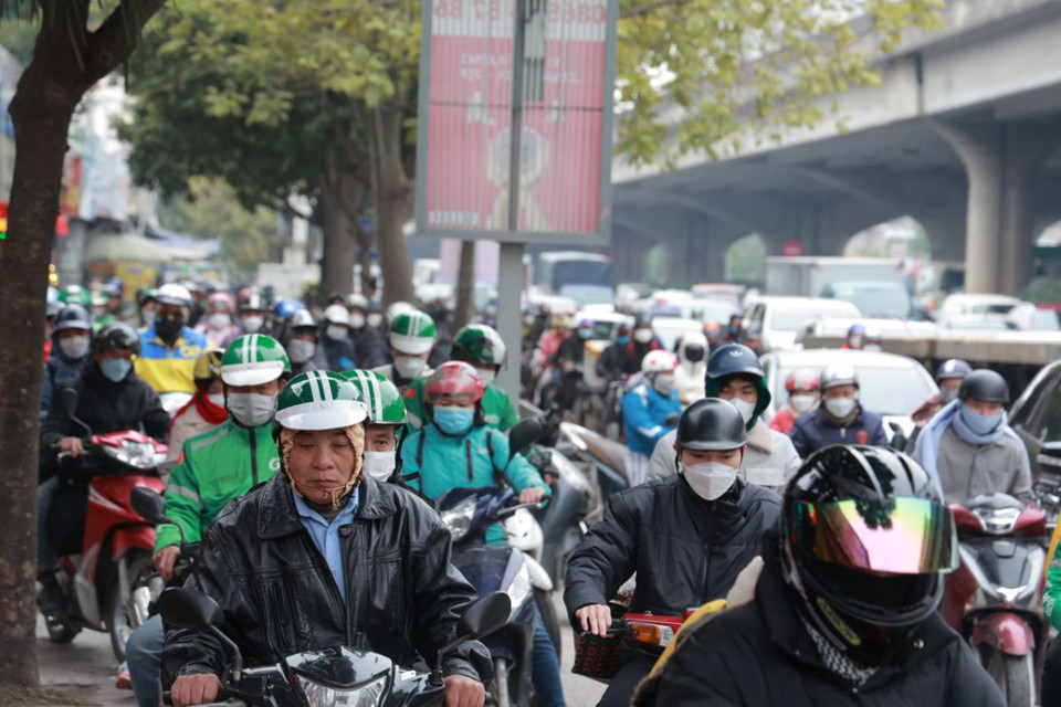 Tại khu vực đường Nguyễn Xiển (huyện Thanh Trì, Hà Nội) tuy không xảy ra tình trạng ùn ứ kéo dài nhưng mật độ phương tiện luôn ở mức cao. (Ảnh: Hoài Nam/Vietnam+)