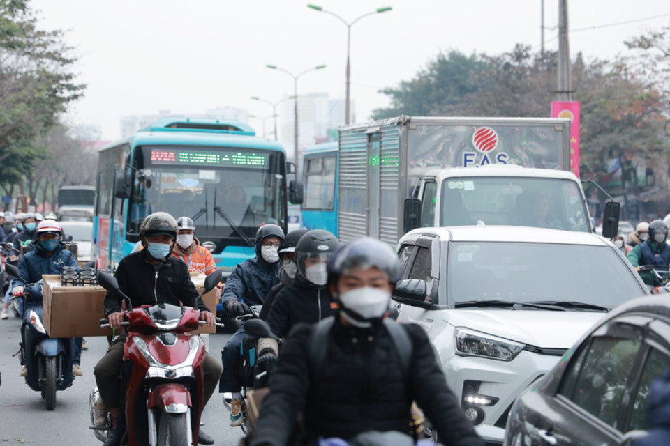 Do lượng phương tiện vận chuyển hàng hóa tăng cao và nhiều người dân về quê sớm khiến các cửa ngõ và đường phố nội thành luôn đông đúc. (Ảnh: Hoài Nam/Vietnam+)