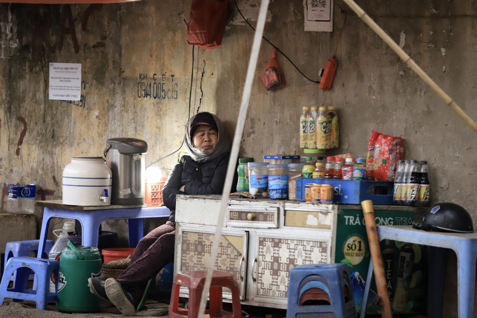 Cái lạnh tê tái khiến nhịp sống trong lòng thành phố dường như chậm lại. Một quán nước ven đường Tân Triều vắng vẻ hơn so với lệ thường. (Ảnh: Hoài Nam/Vietnam+)