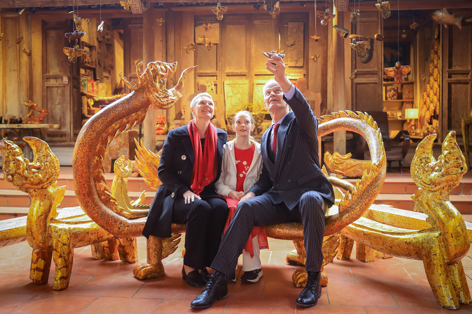 Kết thúc chuyến đi, ngài Đại sứ ghé thăm không gian nghệ thuật điêu khắc sơn mài của nghệ nhân Nguyễn Tấn Phát. (Ảnh: Hoài Nam/Vietnam+)