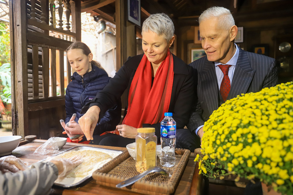 Trong đó không thể thiếu được món chè lam trong ngày Tết cổ truyền dân tộc. Bà Hilde Solbakken đã có trải nghiệm làm chè lam tại ngôi nhà cổ. (Ảnh: Hoài Nam/Vietnam+)