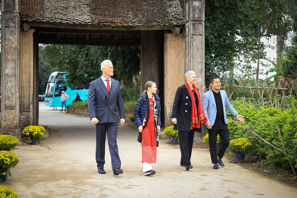 Gia đình Đại sứ Na Uy Hilde Solbakken đã có những trải nghiệm thú vị tại làng cổ Đường Lâm- một trong những cái nôi của nền văn minh Việt cổ xưa. (Ảnh: Hoài Nam/Vietnam+)
