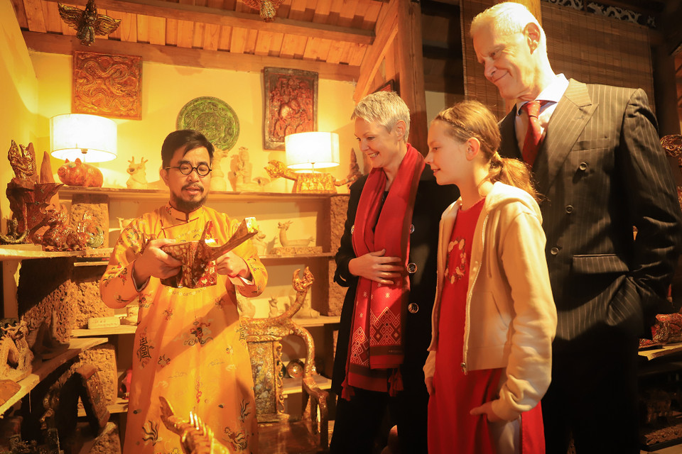 Tại đây, nghệ nhân đã giới thiệu tới gia đình Đại sứ về nghệ thuật điêu khắc kết hợp với sơn mài và bộ sưu tập linh vật rồng đón Xuân 2024. (Ảnh: Hoài Nam/Vietnam+)