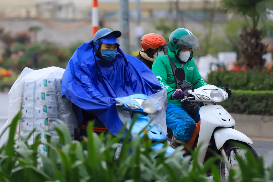 Trong giai đoạn này, người lao động cần đặc biệt chú ý giữ ấm cơ thể. (Ảnh: Hoài Nam/Vietnam+)