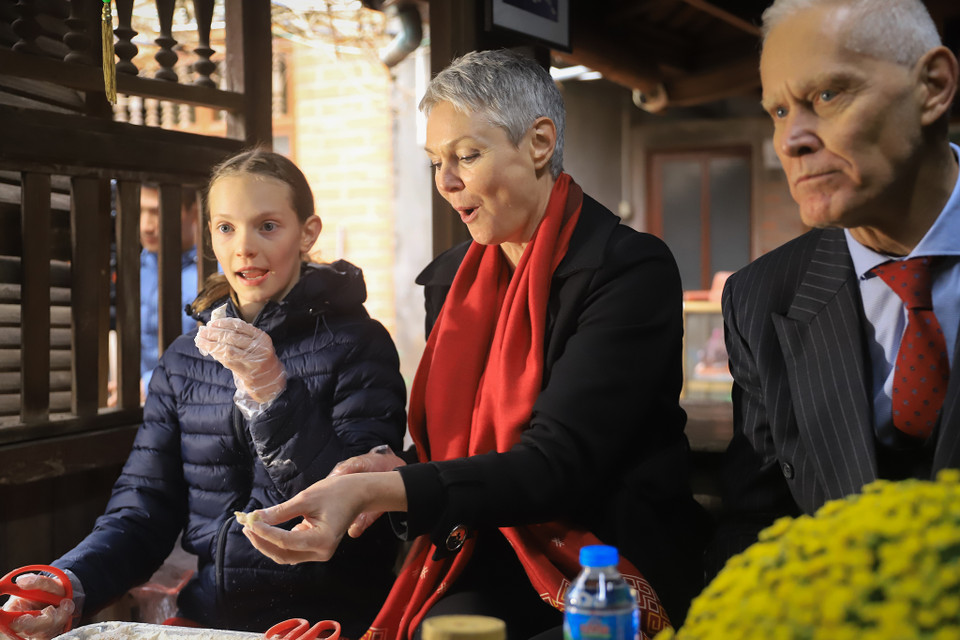 Bà rất bất ngờ và ấn tượng với sự kết hợp hương vị bùi béo của lạc, cay the the của gừng và ngọt dịu của mật mía đã tạo ra thứ quà quê dân dã này. (Ảnh: Hoài Nam/Vietnam+)