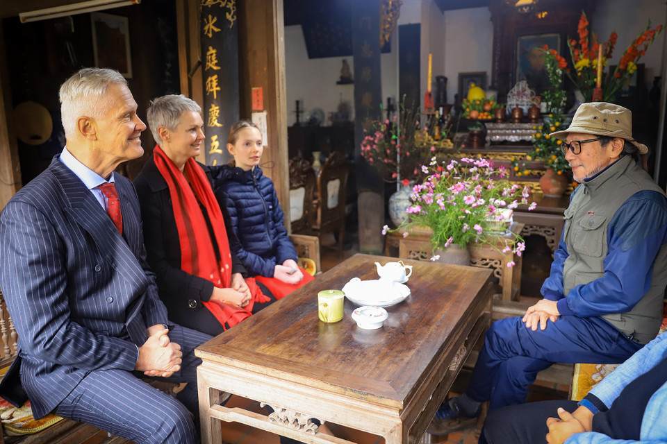 Men theo những lối nhỏ bằng đá ong tới ngôi nhà cổ gia đình ông Huyến, Đại sứ được nghe những câu chuyện về ngôi nhà, phong tục mỗi khi đến Tết cổ truyền của người dân nơi đây. (Ảnh: Hoài Nam/Vietnam+)