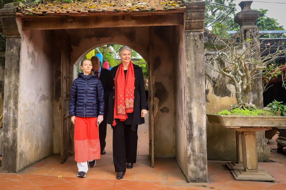 Tới vùng đất xứ Đoài, Đại sứ ghé thăm chùa Mía nổi tiếng linh thiêng và gắn liền với giai thoại liên quan đến Bà chúa Mía. (Ảnh: Hoài Nam/Vietnam+)