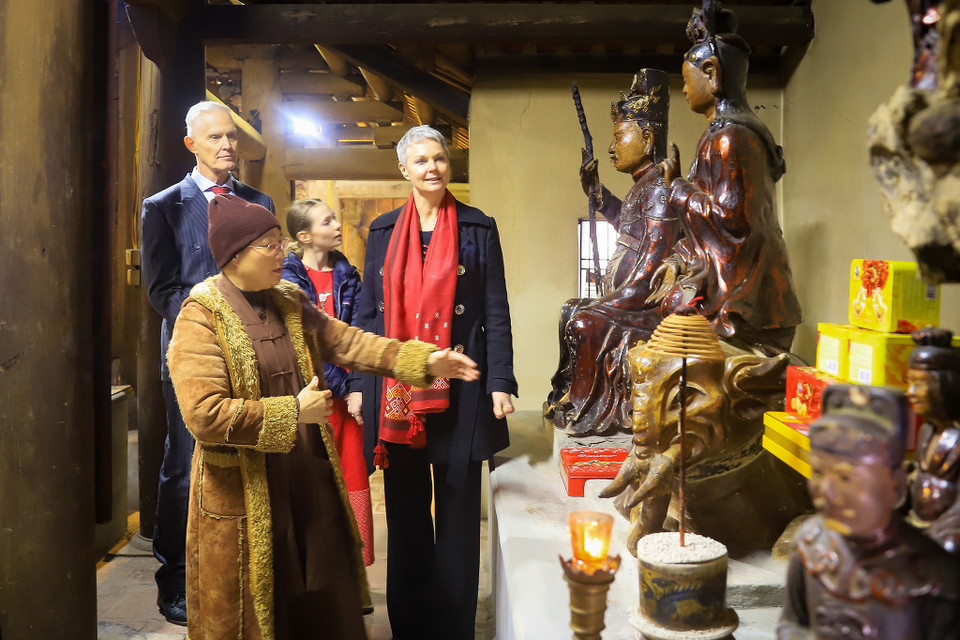 Sư Đàm Thanh giới thiệu tới gia đình Đại sứ câu chuyện về ngôi chùa cổ cùng với phong tục đi lễ chùa trong dịp Tết của người Việt. (Ảnh: Hoài Nam/Vietnam+)