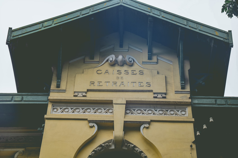 Những căn biệt thự mang đậm dấu ấn kiến trúc vùng miền của Pháp đặc trưng với những bộ mái, kiểu dáng cửa sổ, dầm cột, cùng với các phong cách kiến trúc cổ điển Đông – Tây giao hòa tạo nên một màu văn hóa rất riêng chỉ có ở Việt Nam. (Ảnh: Hoài Nam/Vietnam+)