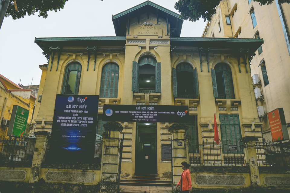 Cách đó không xa là căn biệt thự hầu hết còn giữ được dáng vẻ và kiến trúc ban đầu. Đó là trụ sở Trung ương Hội Liên hiệp Thanh niên Việt Nam tại số 64 Bà Triệu. (Ảnh: Hoài Nam/Vietnam+)