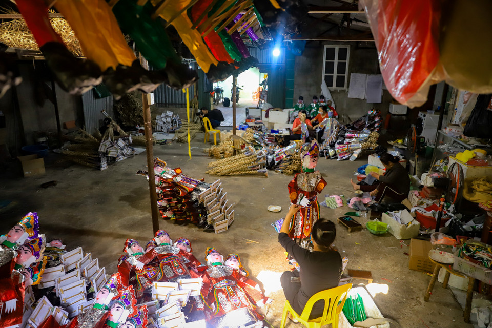 Làng nghề Phúc Am (Thường Tín, Hà Nội) nổi tiếng với nghề sản xuất các mẫu vàng mã. Cứ vào dịp ông Công ông Táo hàng năm, những hộ dân trong làng lại hối hả hoàn thành đơn hàng phục vụ nhu cầu của người dân. (Ảnh: Hoài Nam/Vietnam+)