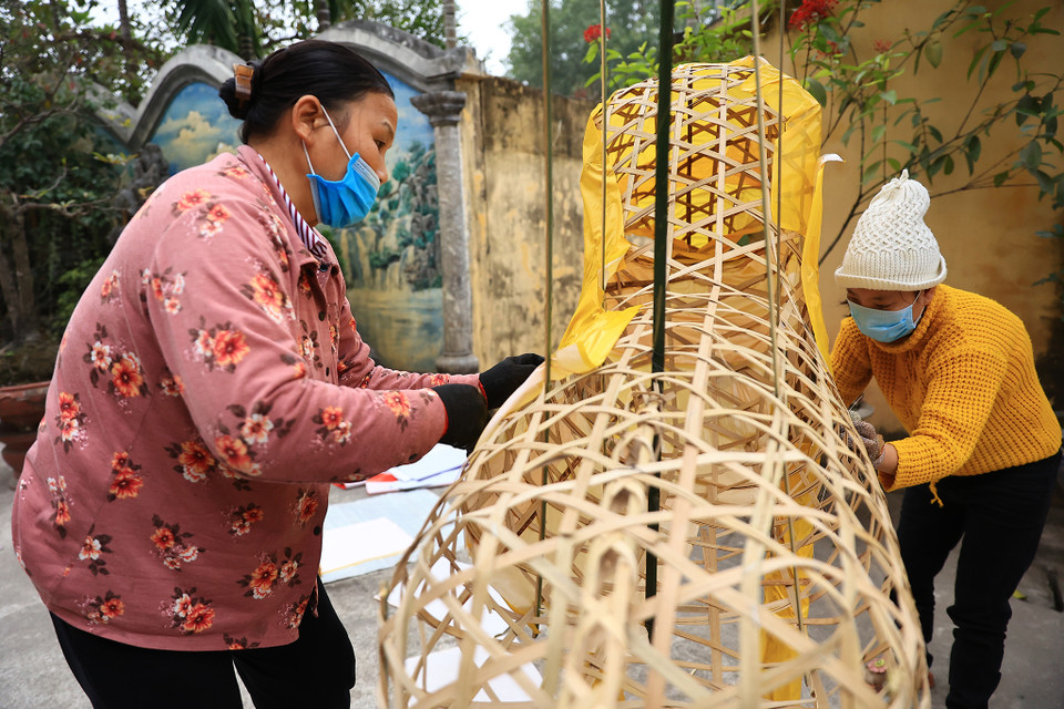 Đa số sản phẩm hàng mã tại đây thuộc cỡ lớn, được làm thủ công rất tỉ mỉ. Thời gian vừa qua mưa nhiều nên một số mẫu mã lớn đang phải gấp rút hoàn thiện. (Ảnh: Hoài Nam/Vietnam+)