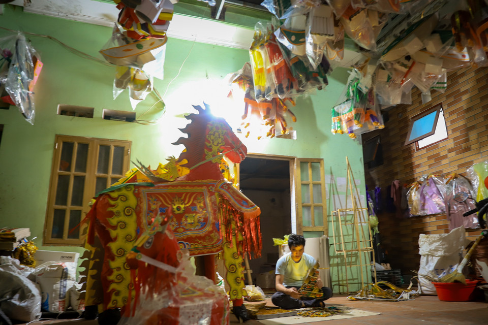 Trong giao đoạn cao điểm, xưởng của ông Phi xuất ra thị trường đến hàng trăm bộ/ngày. Đa số hàng hóa được làm đến đâu sẽ có các thương lái nhập hết luôn đến đó, nhưng năm nay số lượng sản xuất giảm hơn do diện tích xưởng đã thu hẹp hơn năm trước. (Ảnh: Hoài Nam/Vietnam+)