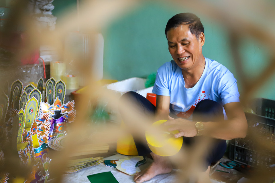 Chi tiết trên mẫu vàng mã đều được người dân ở đây dán bằng loại hồ làm từ gạo nếp, hồ nếp khi càng khô, các chi tiết gắn lên mũ càng dính chắc. (Ảnh: Hoài Nam/Vietnam+)