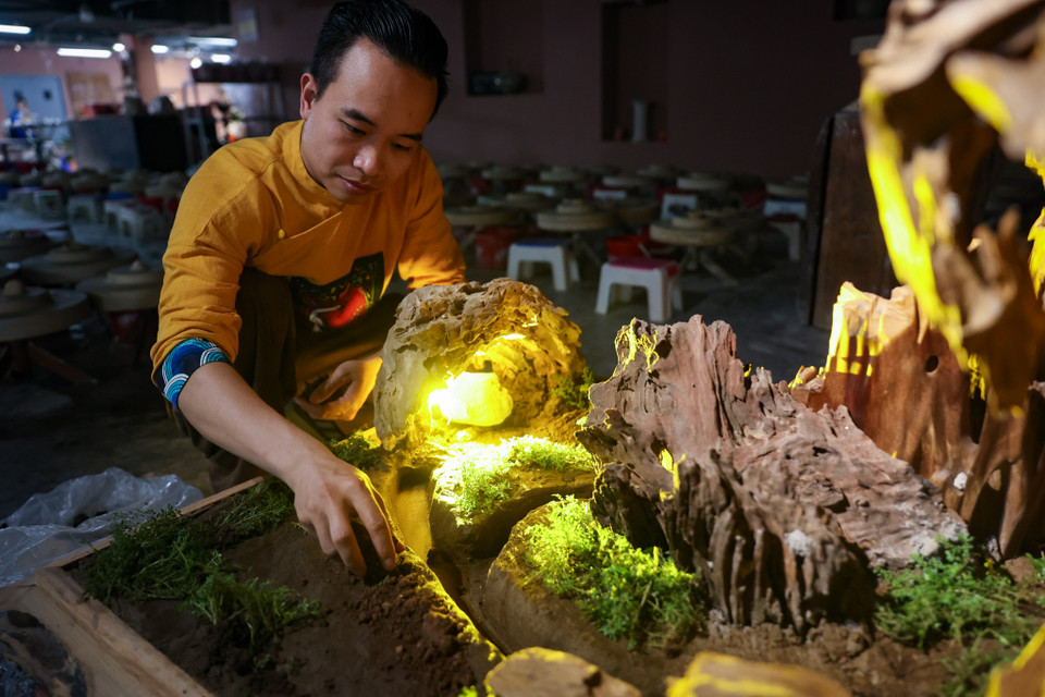 Phần tiểu cảnh bên dưới bức tranh là mô hình hệ thống giao thông hào tại chiến dịch Điện Biên Phủ. Ảnh: Hoài Nam/Vietnam+)