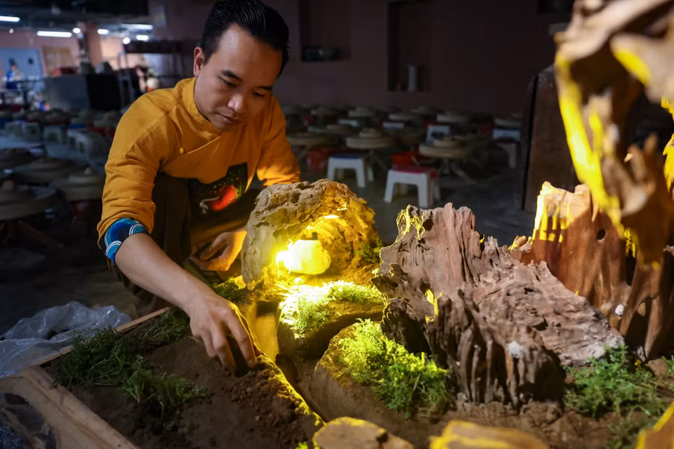 Phần tiểu cảnh bên dưới bức tranh là mô hình hệ thống giao thông hào tại chiến dịch Điện Biên Phủ. Ảnh: Hoài Nam/Vietnam+)