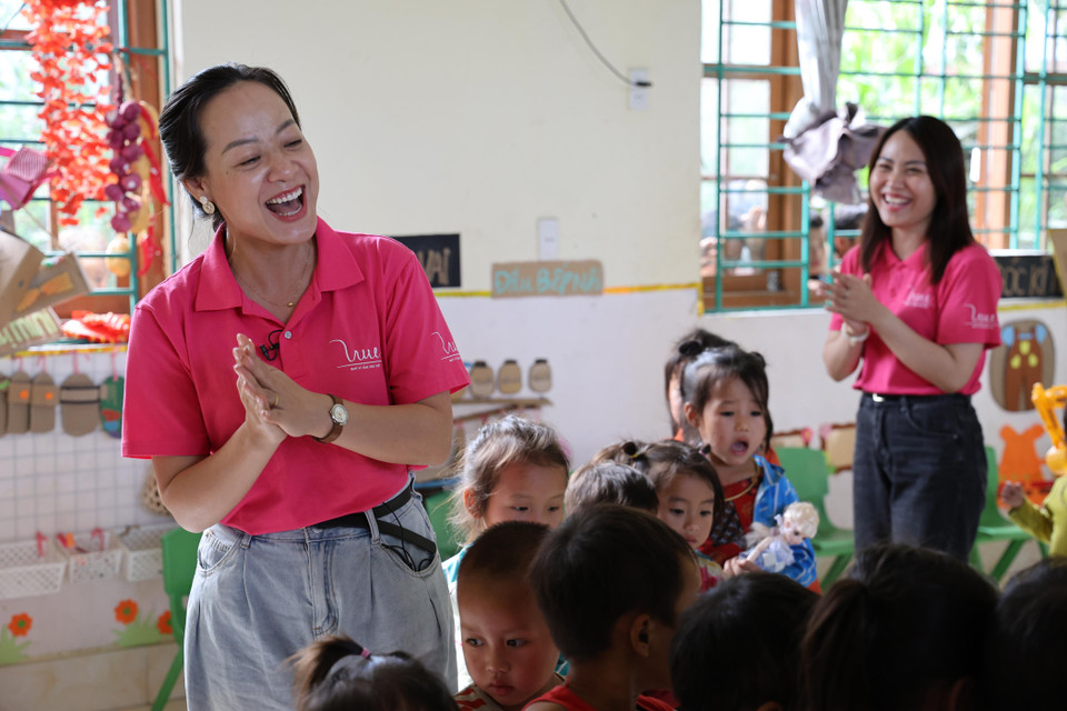 Các họạt động không chỉ mang đến cho các em giây phút vui chơi thoải mái, mà còn là hoạt động gắn kết giữa tình nguyện viên và các em nhỏ nơi bản xa miền biên giới. (Ảnh: PV/Vietnam+)