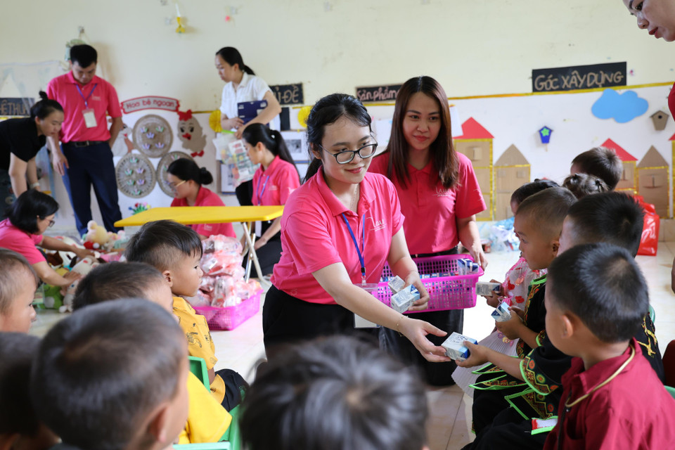 “Cùng em khôn lớn” là một dự án lớn và dài hạn của VSF được khởi động từ 2020, nhằm bảo trợ bữa ăn bán trú và cải thiện điều kiện học tập cho học sinh mầm non tại nhiều địa bàn khó khăn trên cả nước. Năm học 2023 - 2024, dự án tiếp tục bảo trợ 205 học sinh dân tộc thiểu số tại 5 điểm trường mầm non của huyện Bảo Lâm, Cao Bằng, và 132 học sinh tiểu học có hoàn cảnh khó khăn tại Vân Hồ, Sơn La. (Ảnh: PV/Vietnam+)