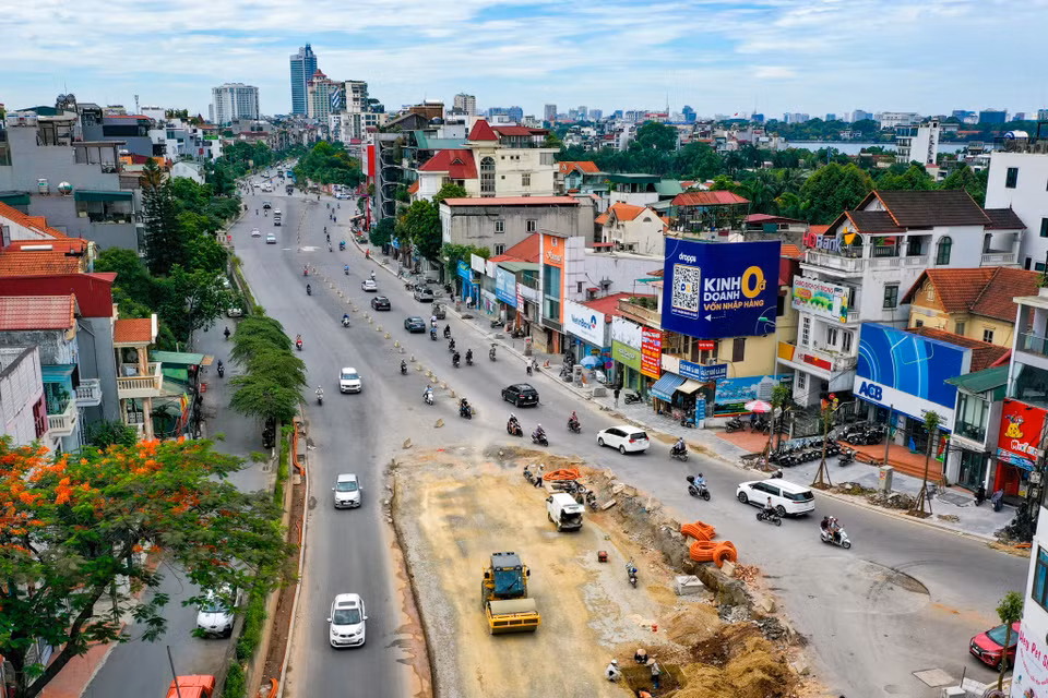 Khu vực nút giao Xuân Diệu đến khách sạn Thắng Lợi (đường Yên Phụ) thường xuyên xảy ra ùn tắc đặc biệt vào giờ cao điểm, làm ảnh hưởng đến người dân nên gần đây, Ban Quản lý dự án đầu tư xây dựng công trình giao thông Hà Nội đã cho thi công và hoàn thiện sớm một phần tuyến đường để giải quyết phần nào tình trạng trên. (Ảnh: Hoài Nam/Vietnam+)