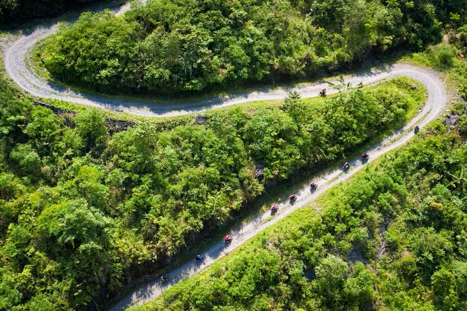 Vượt qua hơn 400 km đường đi với những con dốc cao, những khúc cua tay áo, những đoạn đường đất đá gập ghềnh, các tình nguyện viên đã đến với Bảo Lâm - huyện biên giới đặc biệt khó khăn, nghèo nhất và xa nhất của tỉnh Cao Bằng. (Ảnh: PV/Vietnam+)