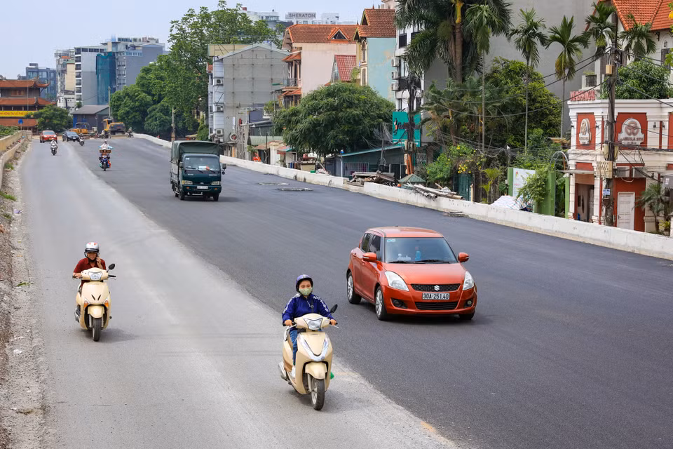Theo ghi nhận của phóng viên Báo Điện tử VietnamPlus, mặt đường khu vực chợ hoa Quảng An đã được trải nhựa và hoàn thiện. (Ảnh: Hoài Nam/Vietnam+)
