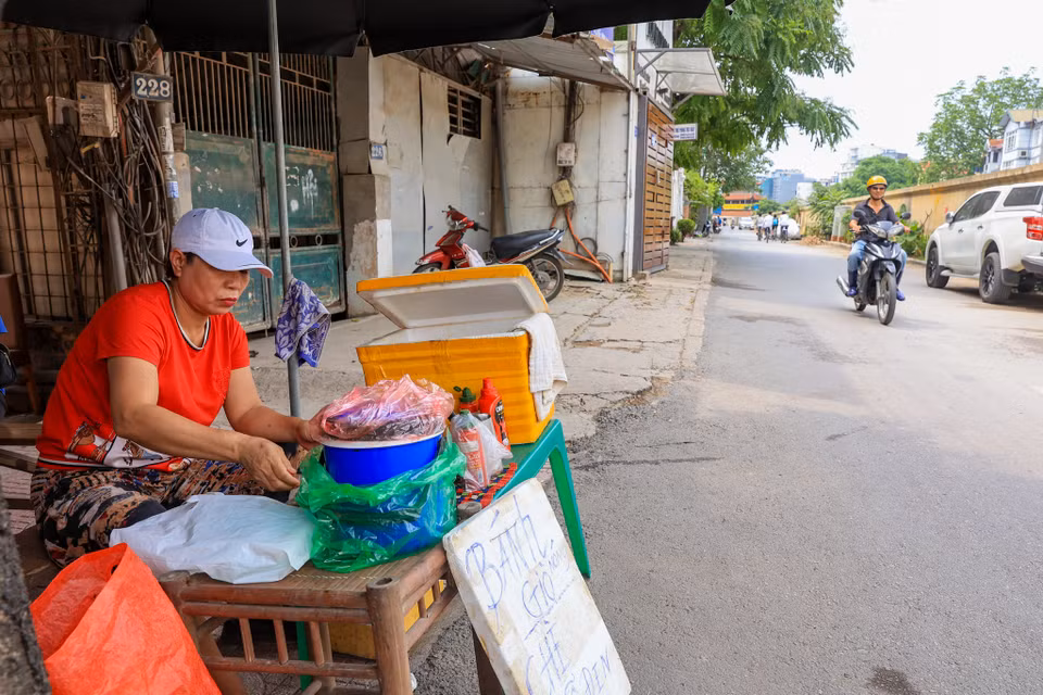 Người dân sinh sống ở khu vực này rất mong dự án sớm hoàn thiện và đưa vào hoạt động sau 4 năm sống trong cảnh "nắng bụi mưa bùn." (Ảnh: Hoài Nam/Vietnam+)