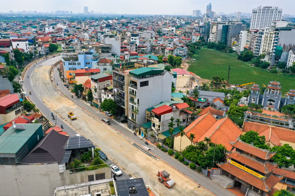 Các nhà thầu thi công đang huy động máy móc, nhân công để triển khai thi công đồng loạt, phấn đấu thông xe kỹ thuật dự án trước ngày 30/6 và hoàn thành các hạng mục phụ trợ, bàn giao đưa vào sử dụng dự án trước ngày 10/10/2024. (Ảnh: Hoài Nam/Vietnam+)