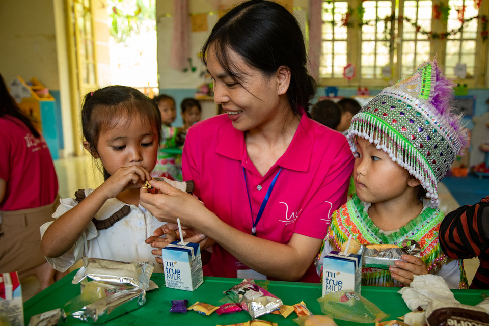 Với mong muốn mang yêu thương lên rẻo cao, tiếp bước các em học sinh mầm non đến trường, những món quà ý nghĩa được Quỹ Vì Tầm Vóc Việt và các tình nguyện viên trao tận tay các em học sinh ở 5 điểm trường. (Ảnh: PV/Vietnam+)