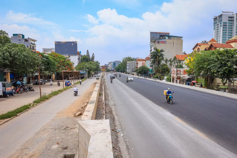 Hiện tại, toàn bộ đoạn đường đã được hạ độ cao, đường dân sinh hai bên đường cũng đã được thảm nhựa, không còn cảnh lầy lội, bụi bẩn như trước. (Ảnh: Hoài Nam/Vietnam+)