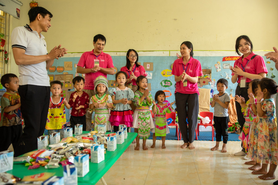 Quỹ Vì Tầm Vóc Việt tổ chức chuyến đi “Mùa nắng Pác Miầu” thăm các em học sinh tại các điểm trường mầm non huyện Bảo Lâm (Cao Bằng). Đây là hoạt động được tổ chức hàng năm nhằm động viên, khích lệ các em học sinh dân tộc thiểu số trên hành trình vượt núi băng đèo đi học. (Ảnh: PV/Vietnam+)