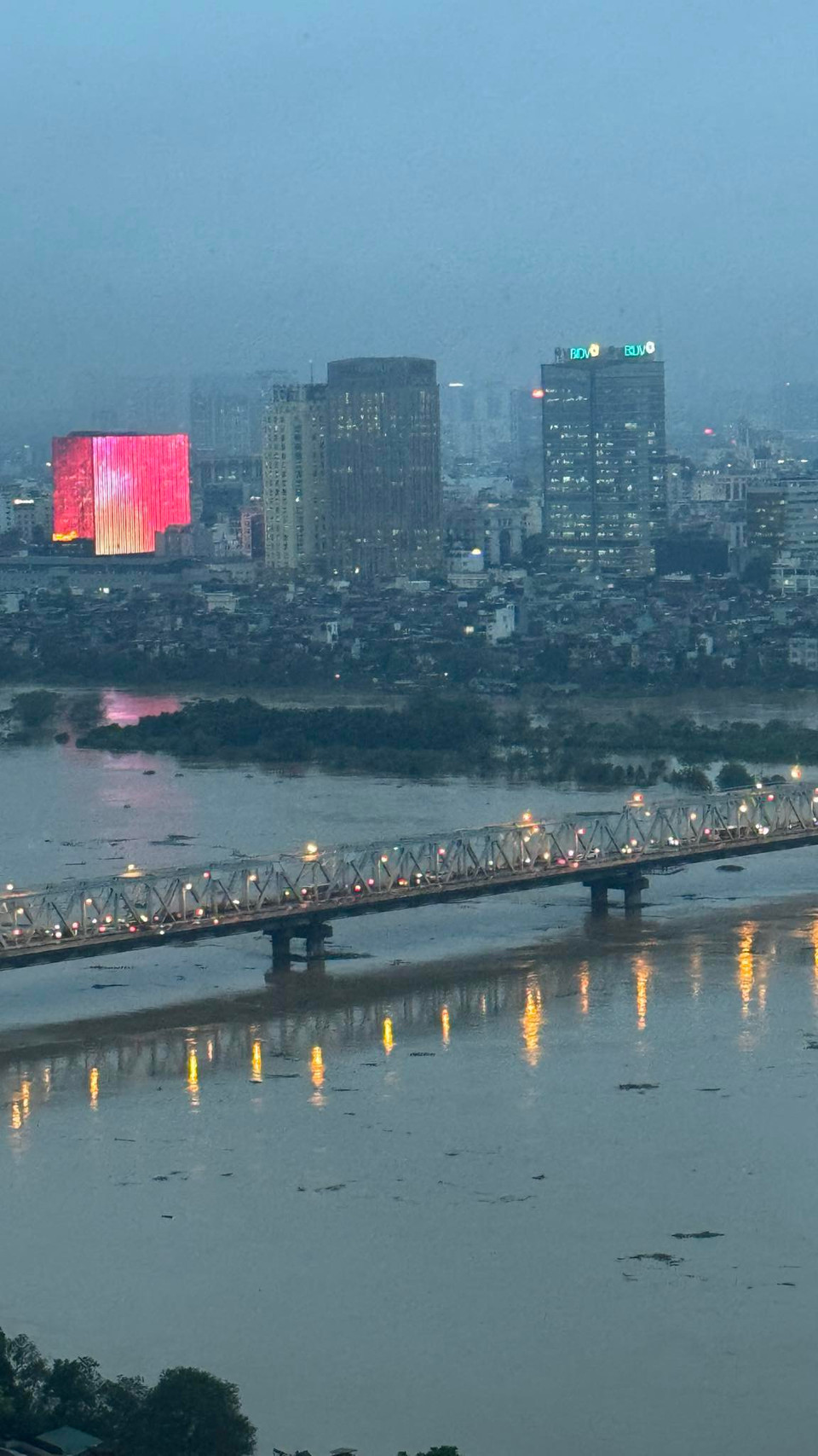 Báo động cấp 2 là mức giới hạn mực nước cho biết lũ sông Hồng đã lên đến mức trung bình, bắt đầu gây tác động xấu đến đời sống dân sinh, kinh tế và xã hội. (Ảnh: Tu Quy Duong/Vietnam+)