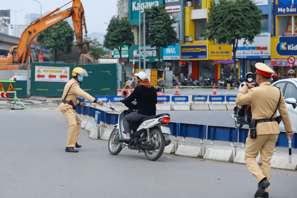 Bên cạnh đó, đội tập trung lực lượng để xử lý đối với những phương tiện vi phạm không chấp hành biển báo hiệu cũng như đi không đúng phần đường, làn đường quy định tại khu vực ngã tư này. (Ảnh: Hoài Nam/Vietnam+)