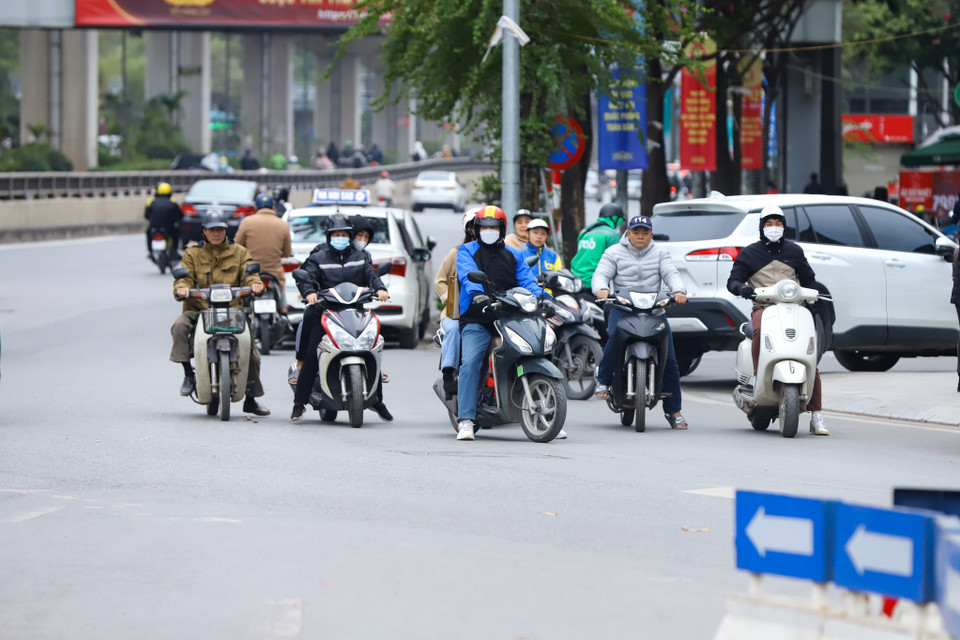 Theo ghi nhận của phóng viên Báo Điện tử VietnamPlus sáng nay 20/12, tại khu vực nút giao Khuất Duy Tiến có rất nhiều phương tiện đi ngược chiều khi không có bóng dáng của lực lượng chức năng. (Ảnh: Hoài Nam/Vietnam+)