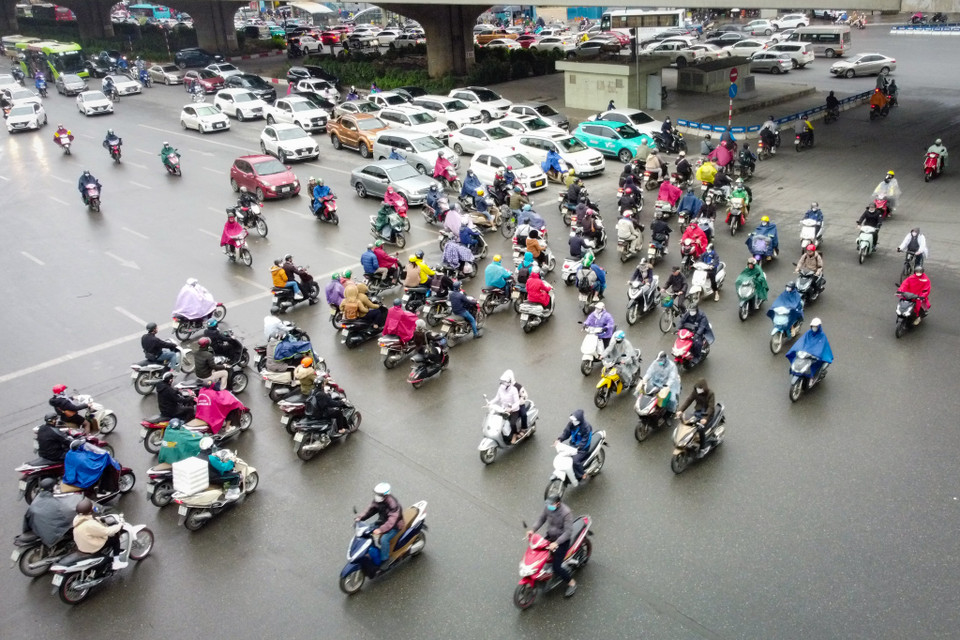 Tuy nhiên nhiều người tham gia giao thông ý thức chưa cao, đi cắt chéo từ Nguyễn Trãi vào ngã tư để đi được nhanh và gần hơn. (Ảnh: Hoài Nam/Vietnam+)