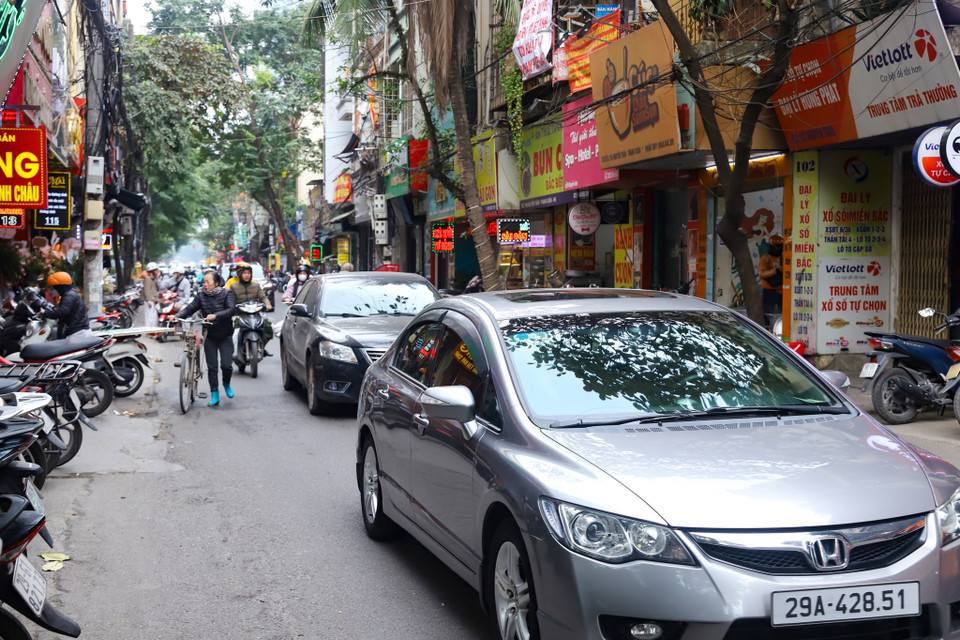 Chị cũng như nhiều người dân khác đều bày tỏ mong muốn tuyến đường này sẽ sớm được mở rộng để việc đi lại của người dân thuận tiện hơn và xóa ùn tắc tại khu vực này. (Ảnh: Hoài Nam/Vietnam+)