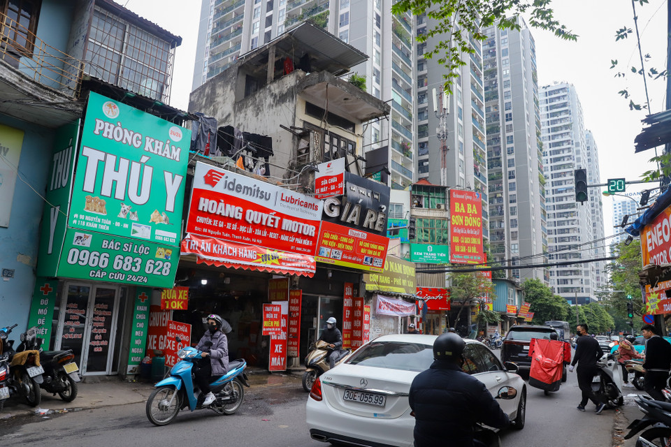 Hiện tại, dọc tuyến phố này có hàng loạt tòa chung cư cao tầng nên mật độ dân số rất đông và nhu cầu đi lại lớn khiến tình trạng ùn tắc trở nên nghiêm trọng hơn vào giờ cao điểm. (Ảnh: Hoài Nam/Vietnam+)