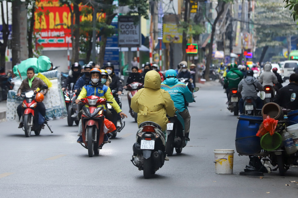 Theo ghi nhận, đoạn đường từ nút giao Nguyễn Tuân- Nguyễn Trãi đến số 162 Nguyễn Tuân hiện rộng khoảng 7m và có 2 làn xe. (Ảnh: Hoài Nam/Vietnam+)