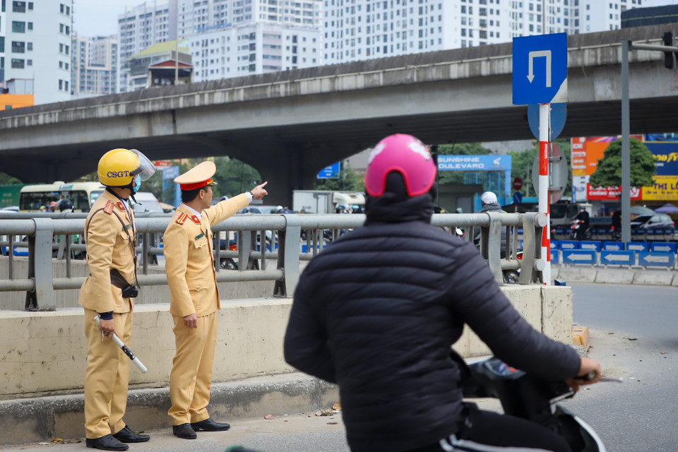 Chia sẻ với phóng viên, trung tá Nguyễn Đức Thắng- Đội trưởng Đội Cảnh sát Giao thông số 7 – phòng Cảnh sát Giao thông Công an Thành phố Hà Nội cho biết: “Chúng tôi sẽ làm văn bản kiến nghị để phối hợp với Sở Giao thông vận tải Hà Nội cùng thực hiện tổ chức lại giao thông khu vực này để tránh tình trạng nhân dân đi ngược chiều.” (Ảnh: Hoài Nam/Vietnam+)