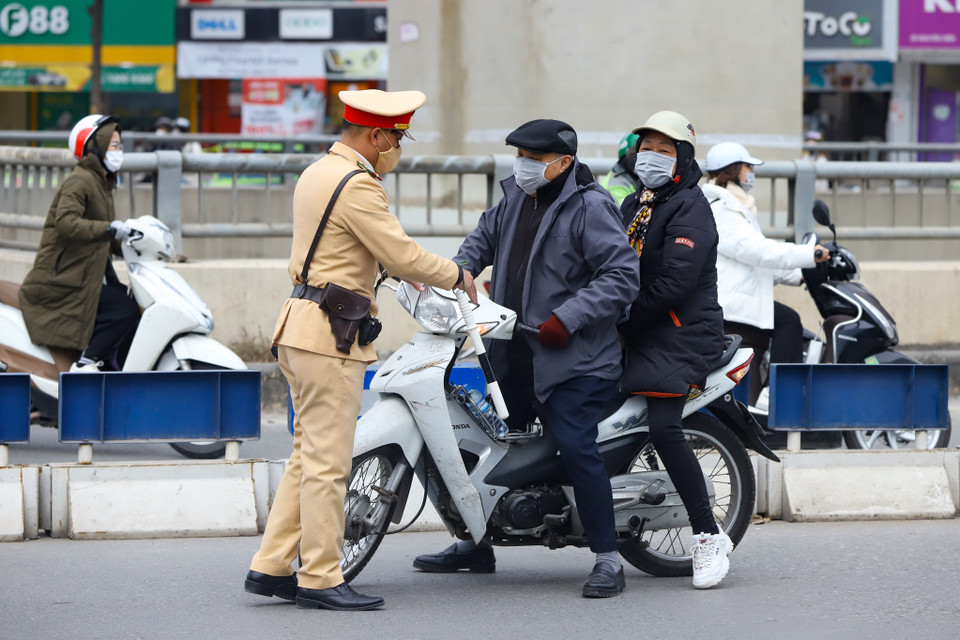 Ngoài việc xử lý vi phạm, đội cũng đẩy mạnh tuyên truyền rộng rãi để nâng cao ý thức của người dân chấp hành theo đúng quy định của Luật Giao thông đường bộ. (Ảnh: Hoài Nam/Vietnam+)