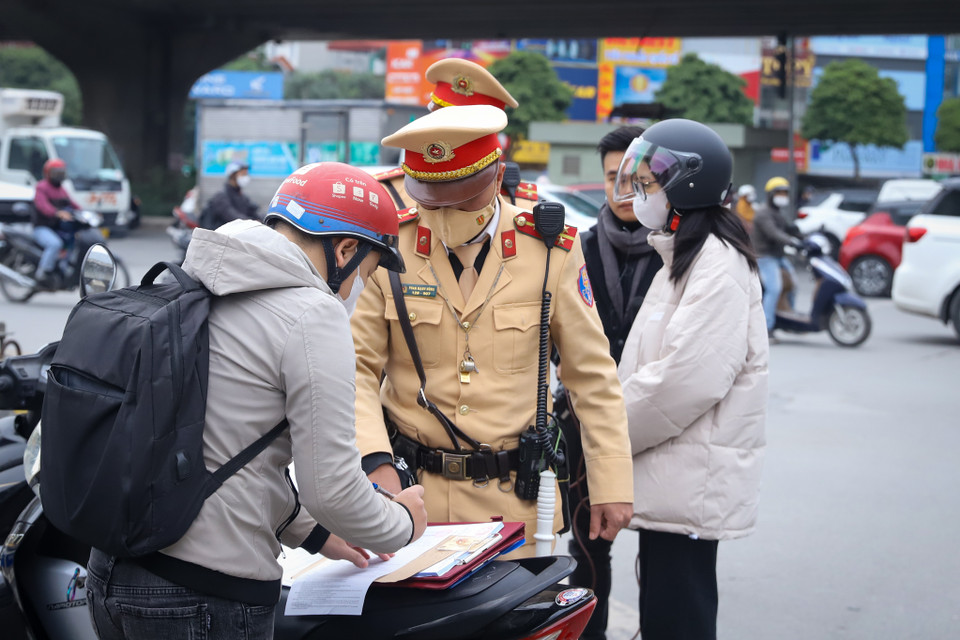 Nhiều trường hợp vi phạm đều có chung lý do là muốn đi ‘tắt’ để tiết kiệm thời gian và quãng đường từ Nguyễn Trãi về phía Ngã Tư Sở hoặc từ Nguyễn Trãi rẽ sang Khuất Duy Tiến. (Ảnh: Hoài Nam/Vietnam+)