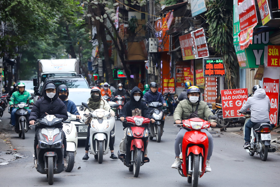 Trước đó, năm 2003, đường Nguyễn Tuân đã được mở rộng 1 phần từ nút giao với Lê Văn Lương đến ngõ 162. Tuy nhiên phần còn lại giữ nguyên tình trạng nhỏ hẹp và thường xuyên xảy ra ùn tắc. (Ảnh: Hoài Nam/Vietnam+)