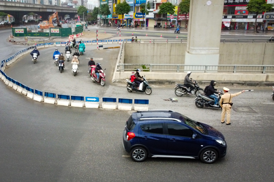 Khi nhận được phản ánh, Đội Cảnh sát Giao thông số 7 – phòng Cảnh sát Giao thông Công an Thành phố Hà Nội đã tăng cường lực lượng hướng dẫn, điều khiển giao thông để chống ùn tắc tại nút ngã tư Khuất Duy Tiến. (Ảnh: Hoài Nam/Vietnam+)