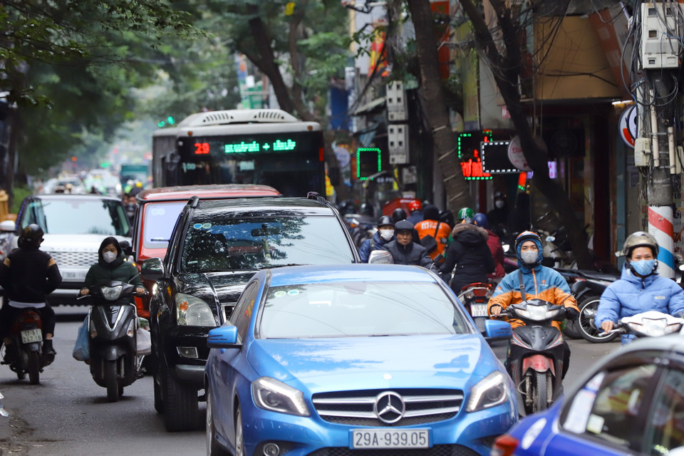 Chị Thùy Linh hằng ngày đi làm qua tuyến đường này chia sẻ: “Mỗi buổi sáng tôi đi làm rẽ từ Nguyễn Trãi đi qua đây để vào đường Lê Văn Thiêm, có một đoạn thôi nhưng mất rất nhiều thời gian vì đường nhỏ mà quá đông xe, có cả xe bus.” (Ảnh: Hoài Nam/Vietnam+)