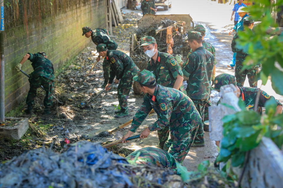 Thượng tá Trần Văn Hanh- Phó Chính ủy Lữ đoàn xe tăng 201 (Binh chủng Tăng thiết giáp) cho biết đơn vị đã huy động gần 100 quân nhân tham gia hỗ trợ dọn dẹp đường làng ngõ xóm trong thôn Nhân Lý (Nam Phương Tiến, Chương Mỹ, Hà Nội). (Ảnh: Hoài Nam/Vietnam+)