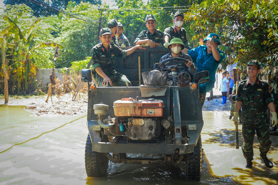 Niềm vui của các chiến sỹ khi sát cánh cùng nhân dân khắc phục hậu quả đo cơn bão số 2 để lại. (Ảnh: Hoài Nam/Vietnam+)